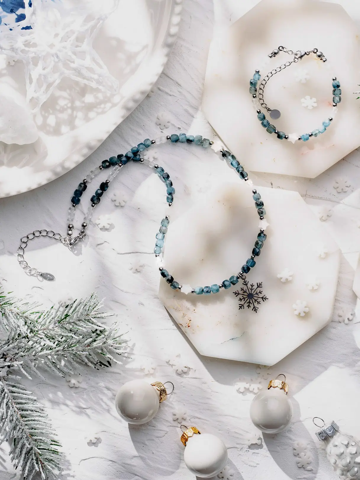 Naszyjnik z akwamarynem w formie kostki oraz z kryształem górskim.