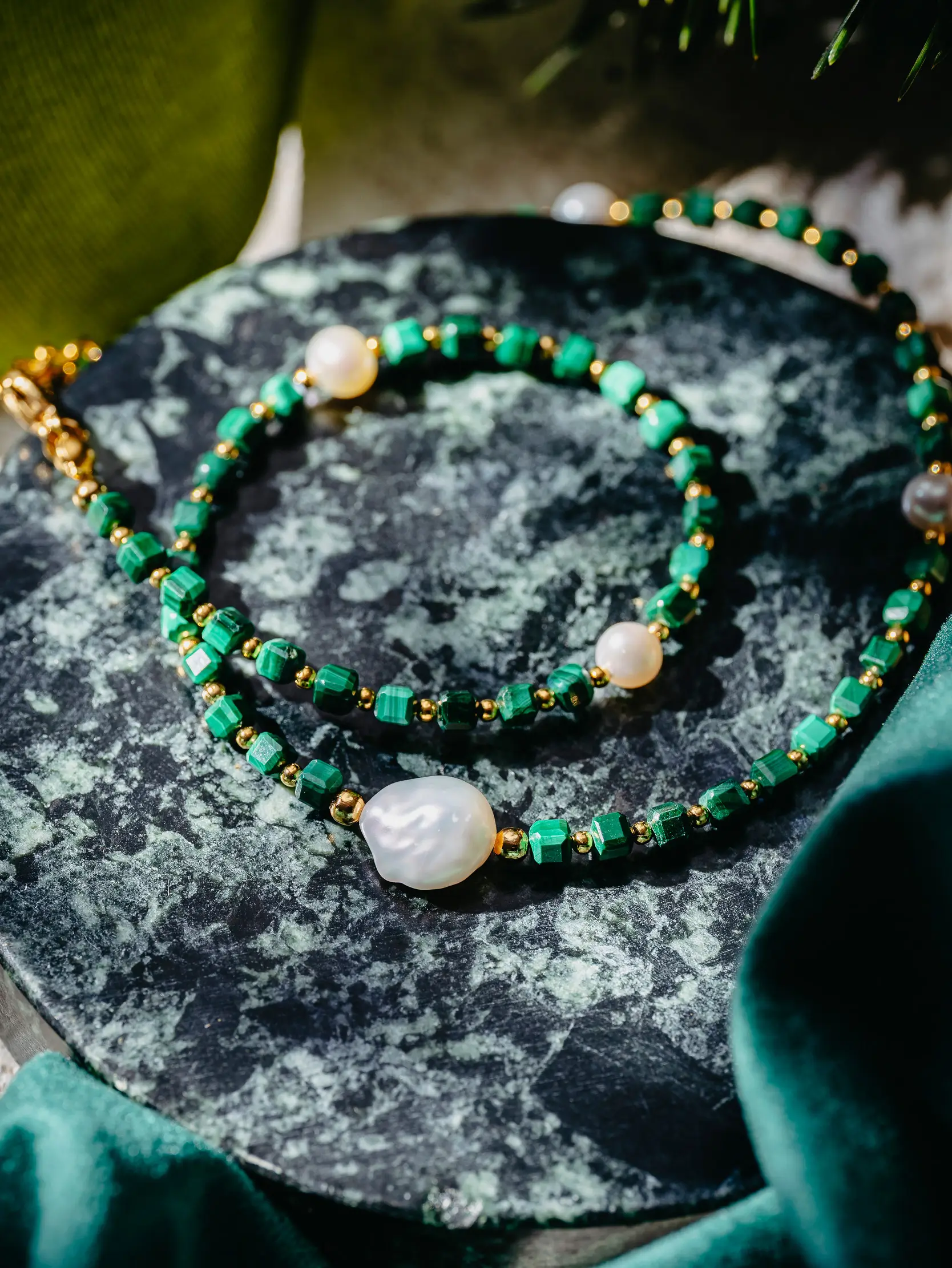 Naszyjnik damski z malachitu w formie małej kostki z perłami i perłą barokową. Marka Buvardi.