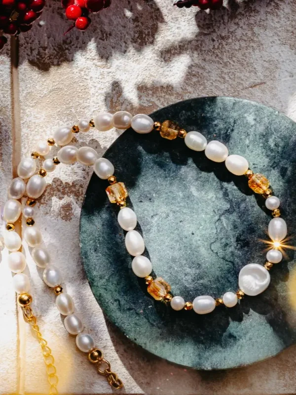 Naszyjnik z dużymi perłami i cytrynem w formie kostki oraz perłą barokową.