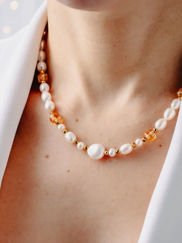 Naszyjnik z pereł i cytrynu oraz z dużą perłą barokową, na modelce. Marka Buvardi