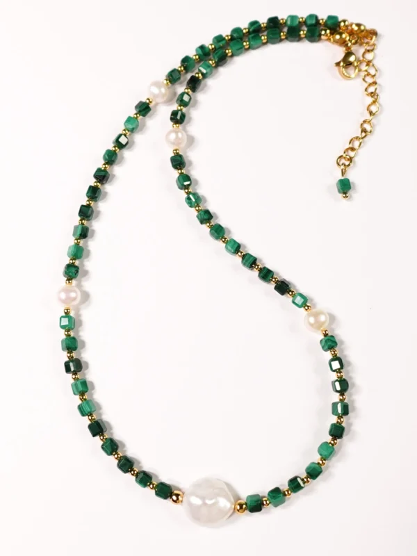 Naszyjnik z malachitu i pereł, z perłą barokową. Marka Buvardi.