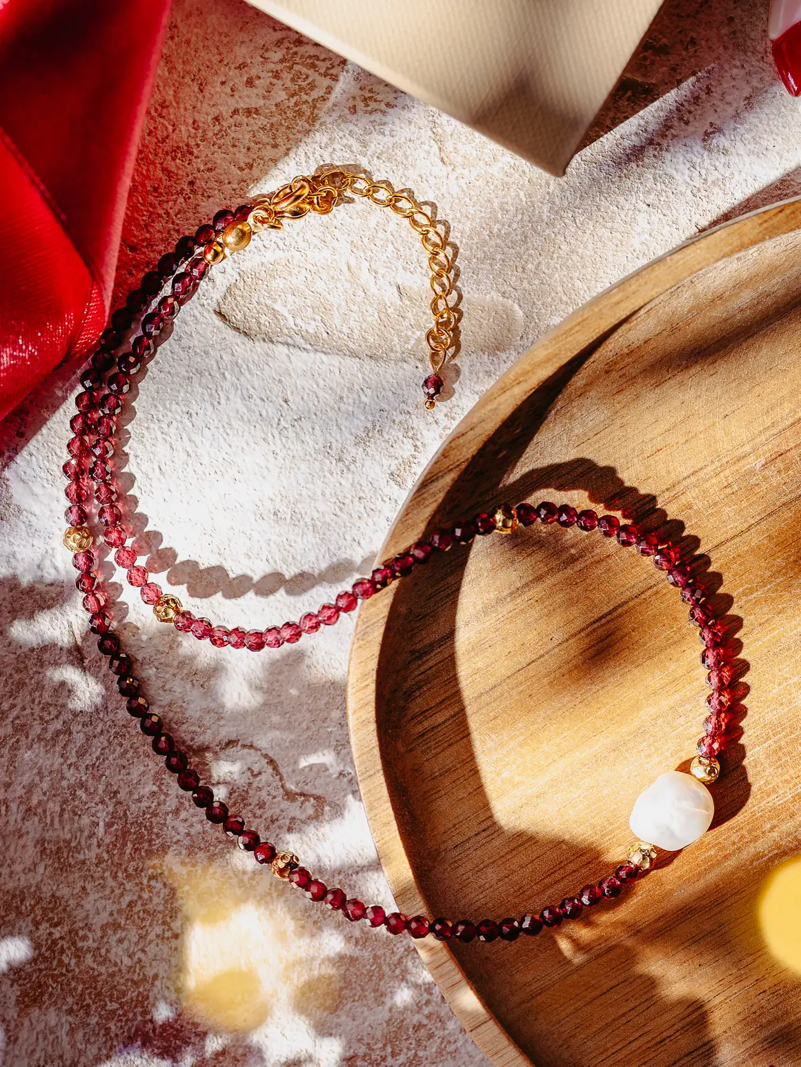 naszyjnik-perla-barokowa-granat-kamienie Naszyjnik z granatu z perłą barokową. Marka Buvardi