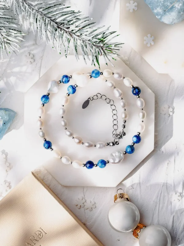 Naszyjnik z pereł naturalnych, pereł barokowych i kianitu "Winter Blue". Biżuteria na prezent na Święta Bożego Narodzenia.