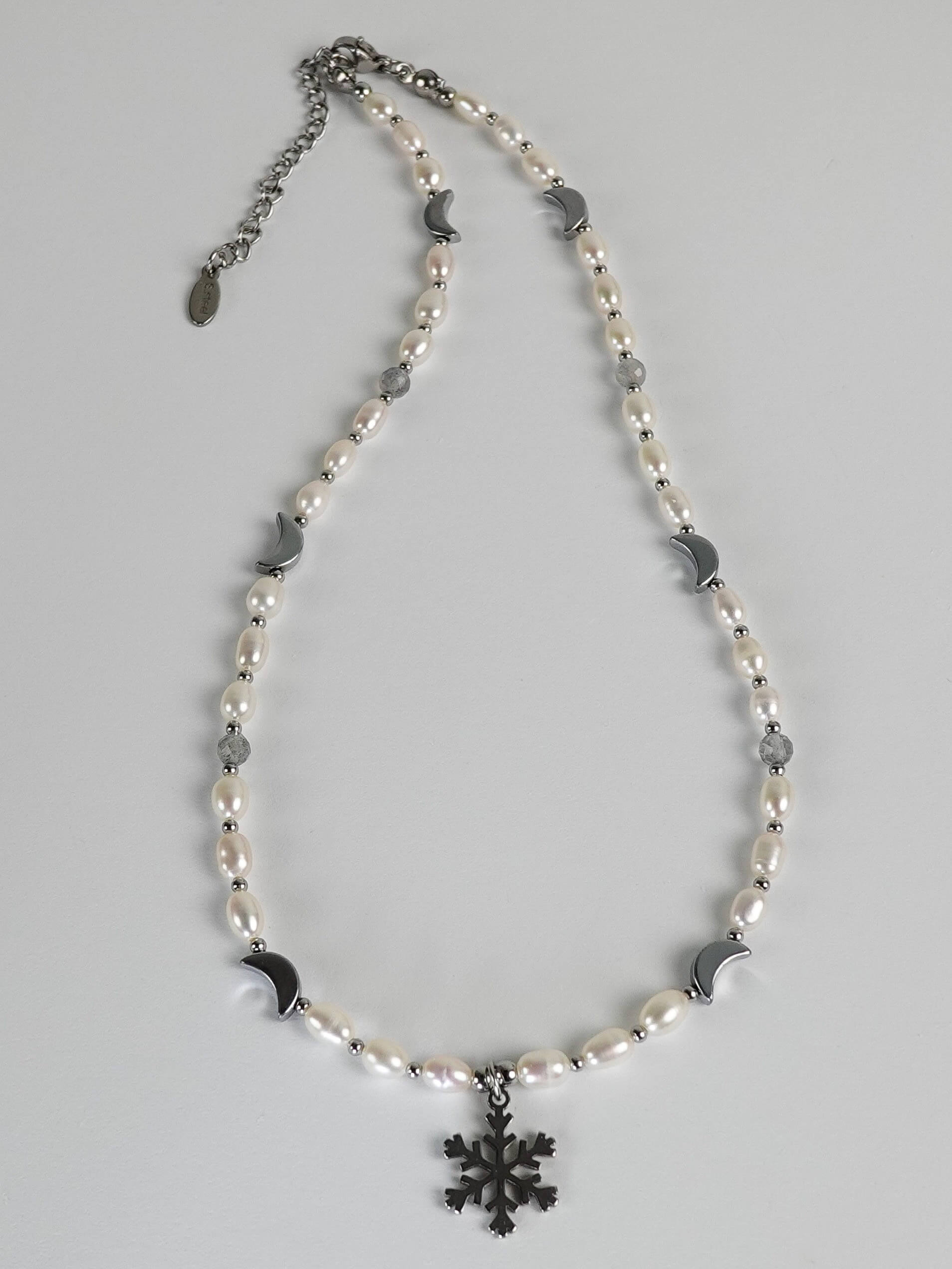 Naszyjnik (choker) z perłami i labradorytem "Moonlight", z zawieszką śnieżynka - obrazek 3