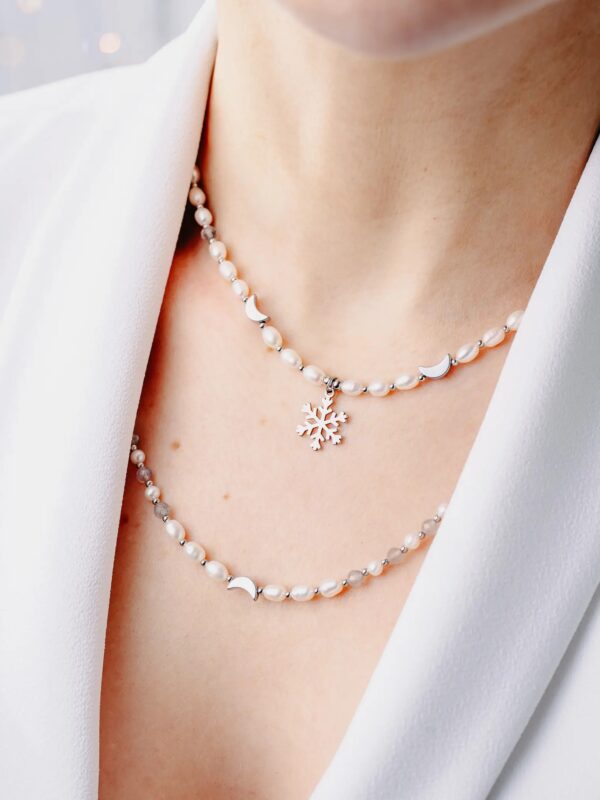Naszyjniki z perłami i labradorytem, na modelce. Marka Buvardi