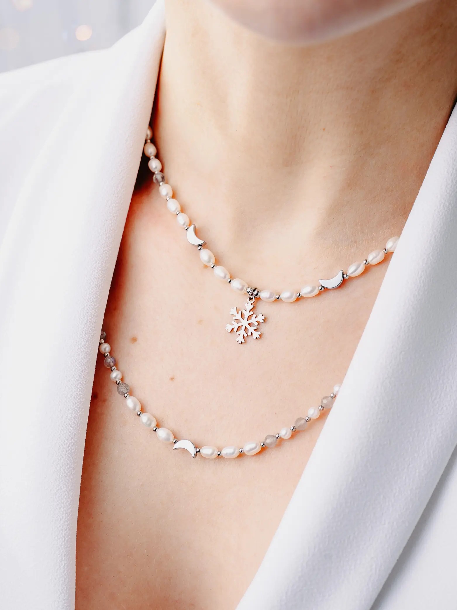 naszyjnik-perly-labradoryt-dlugi-kolekcja-zimowa-buvardi Naszyjniki z perłami i labradorytem, na modelce. Marka Buvardi