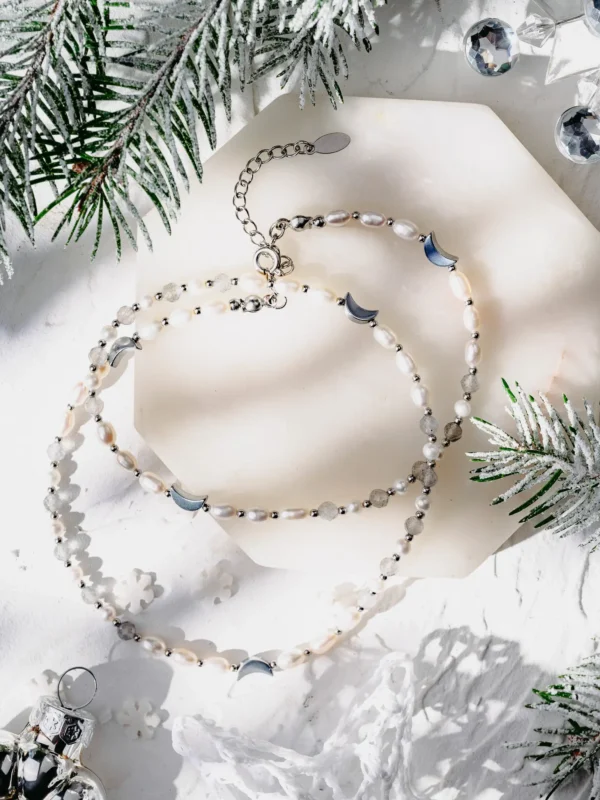 naszyjnik z pereł i labradorytu z przekładkami w kształcie księżyca. Długi naszyjnik.