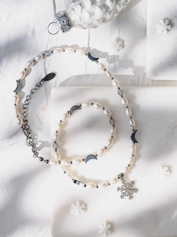 naszyjnik z perłami z zawieszką śniezynka