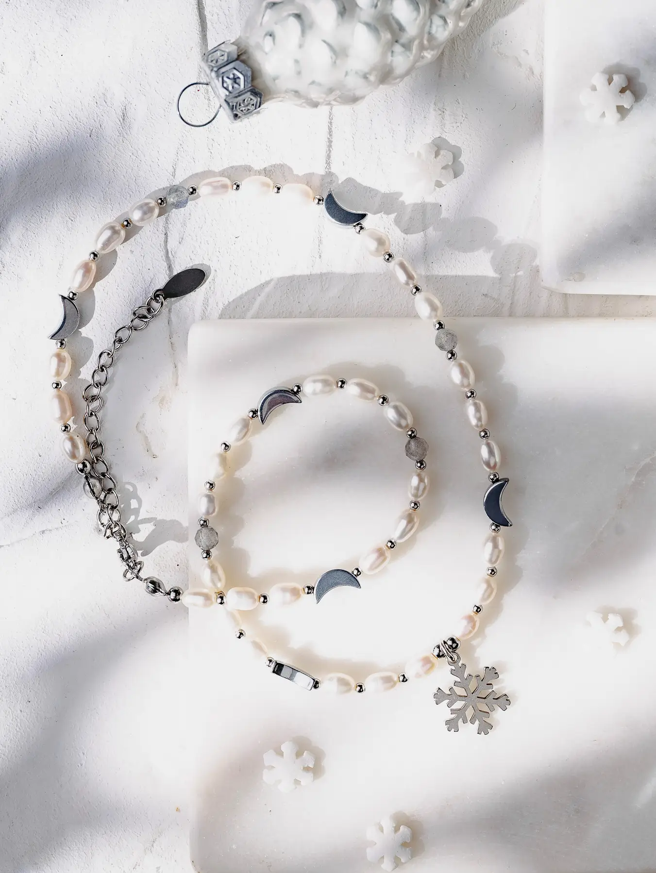 naszyjnik z perłami z zawieszką śniezynka