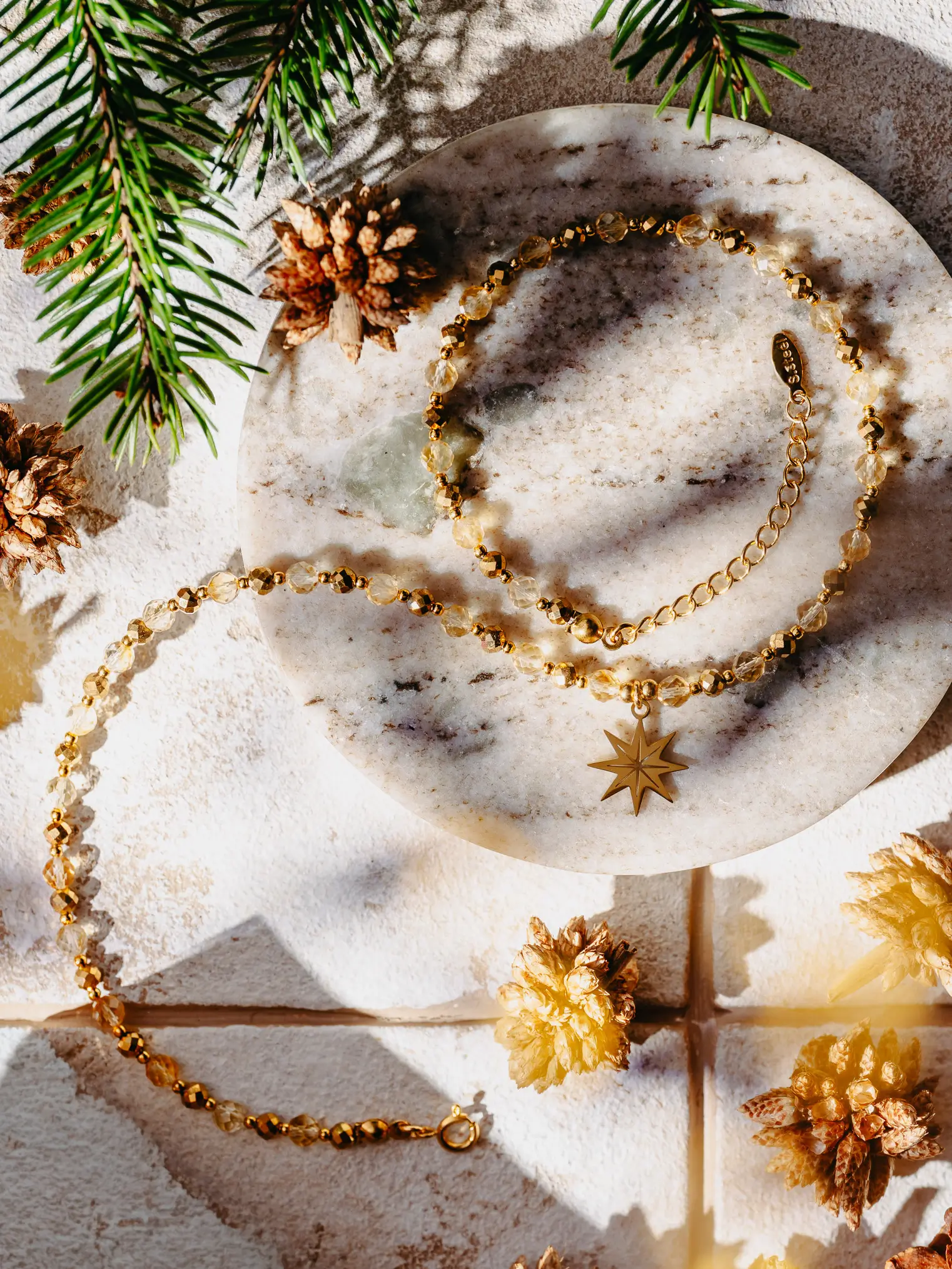 Naszyjnik z cytrynem i pozłacanym hematytem oraz zawieszką w kształcie gwiazdy polarnej. Marka Buvardi.