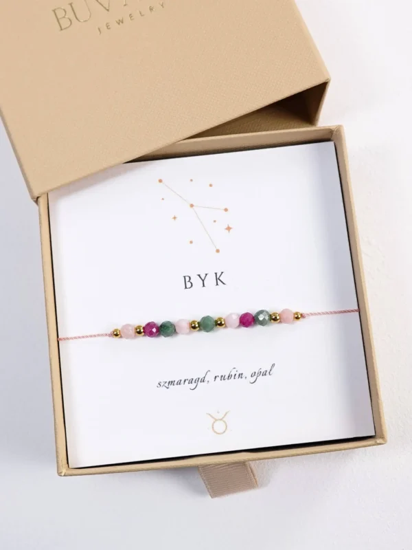 Bransoletka dla znaku Byk z kamieni naturalnych ze szmaragdem, rubinem i opalem, na sznurku w pudełku prezentowym
