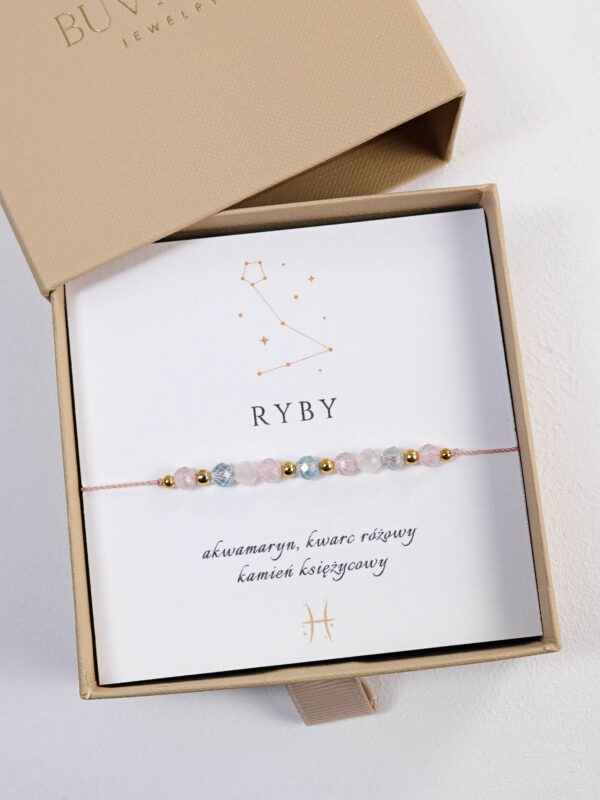 Bransoletka dla znaku zodiaku Ryby z akwamarynem. Bransoletka zodiakalna z kamieni naturalnych, na sznurku.