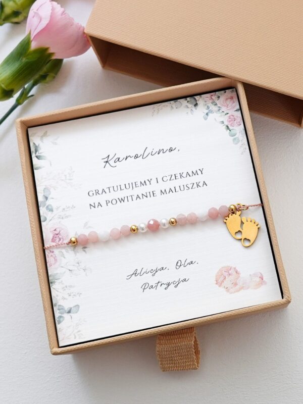 Bransoletka dla przyszłej mamy z opalem i perłami z zawieszką stópki.