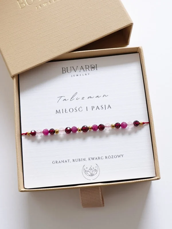 Bransoletka z kamieni naturalnych na miłość z granatem, rubinem i kwarcem różowym, na sznurku w pudełku.