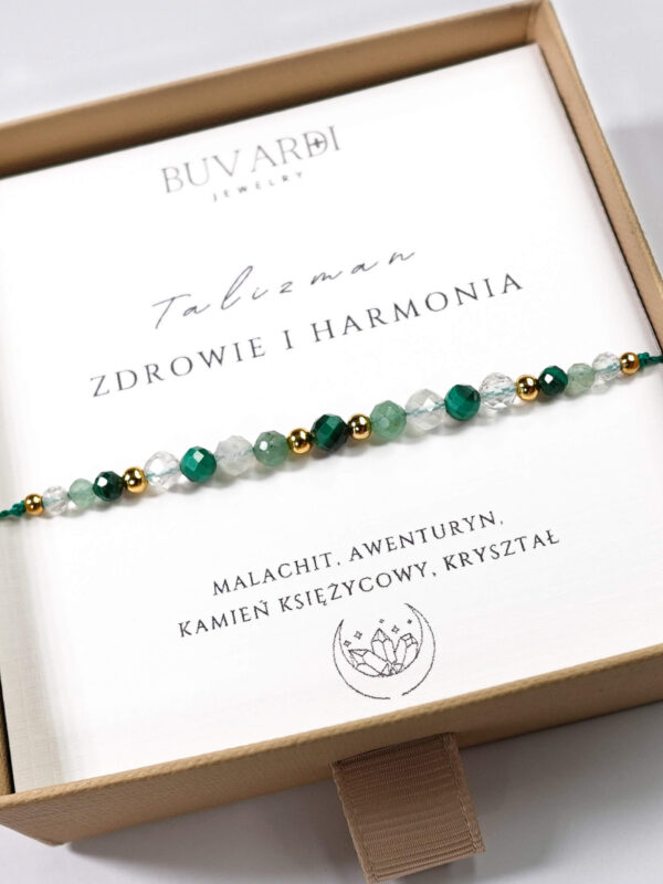 Bransoletka na zdrowie i harmonię z kamieni naturalnych, malachit, awenturyn, kryształ, kamień księżycowy, na sznurku, w pudełku.