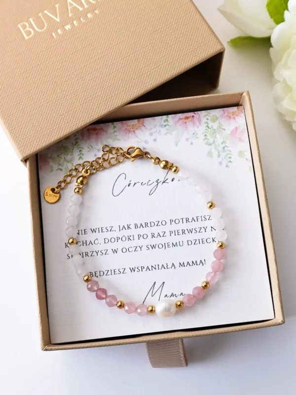 Bransoletka dla przyszłej mamy z kwarcem różowym i perłą, w pudełku prezentowym.
