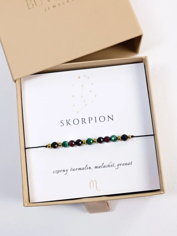 Bransoletka dla znaku Skorpion z kamieni naturalnych malachit, granat, turmalin, na sznurku w pudełku prezentowym