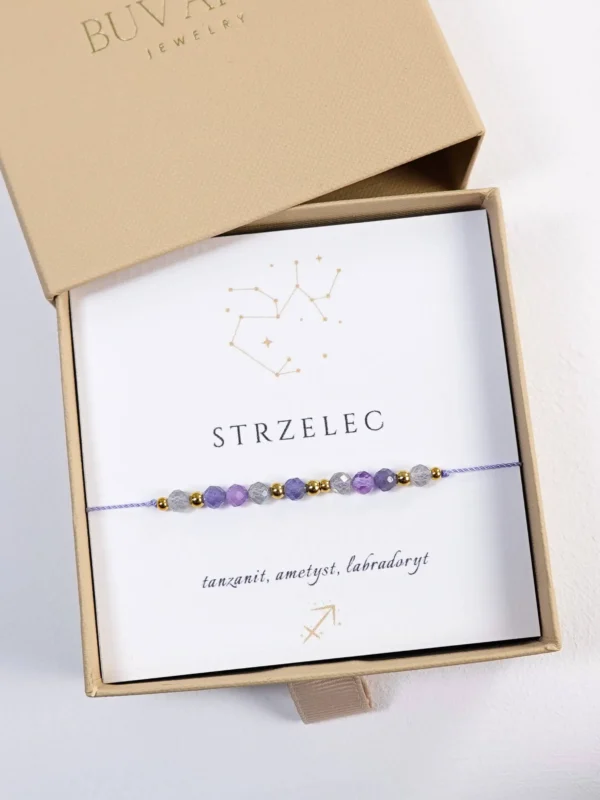 Bransoletka dla znaku Strzelec z tanzanitem, ametystem, labradorytem, na sznurku w pudełku prezentowym