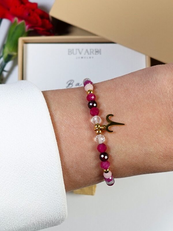 Bransoletka znaku zodiaku Baran z kamieni naturalnych z zawieszką na nadgarstku.