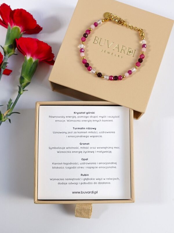 Bransoletka znaku zodiaku Baran z kamieni naturalnych w pudełku prezentowym.