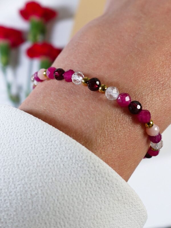 Bransoletka dla znaku zodiaku Baran z kamieni naturalnych z granatem, turmalinem, kryształem, na nadgarstku.