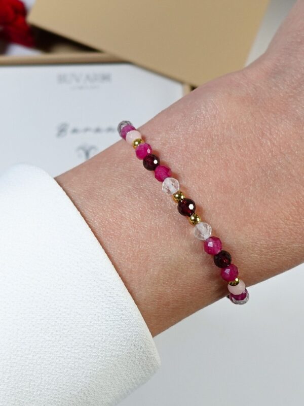 Bransoletka Baran z kamieni naturalnych na nadgarstku.