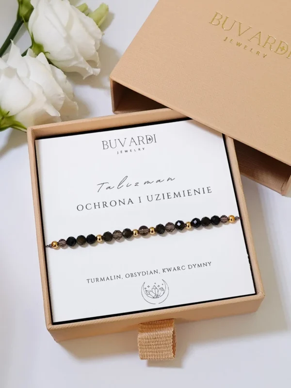 Bransoletka z kamieniami ochronnymi, na sznurku.