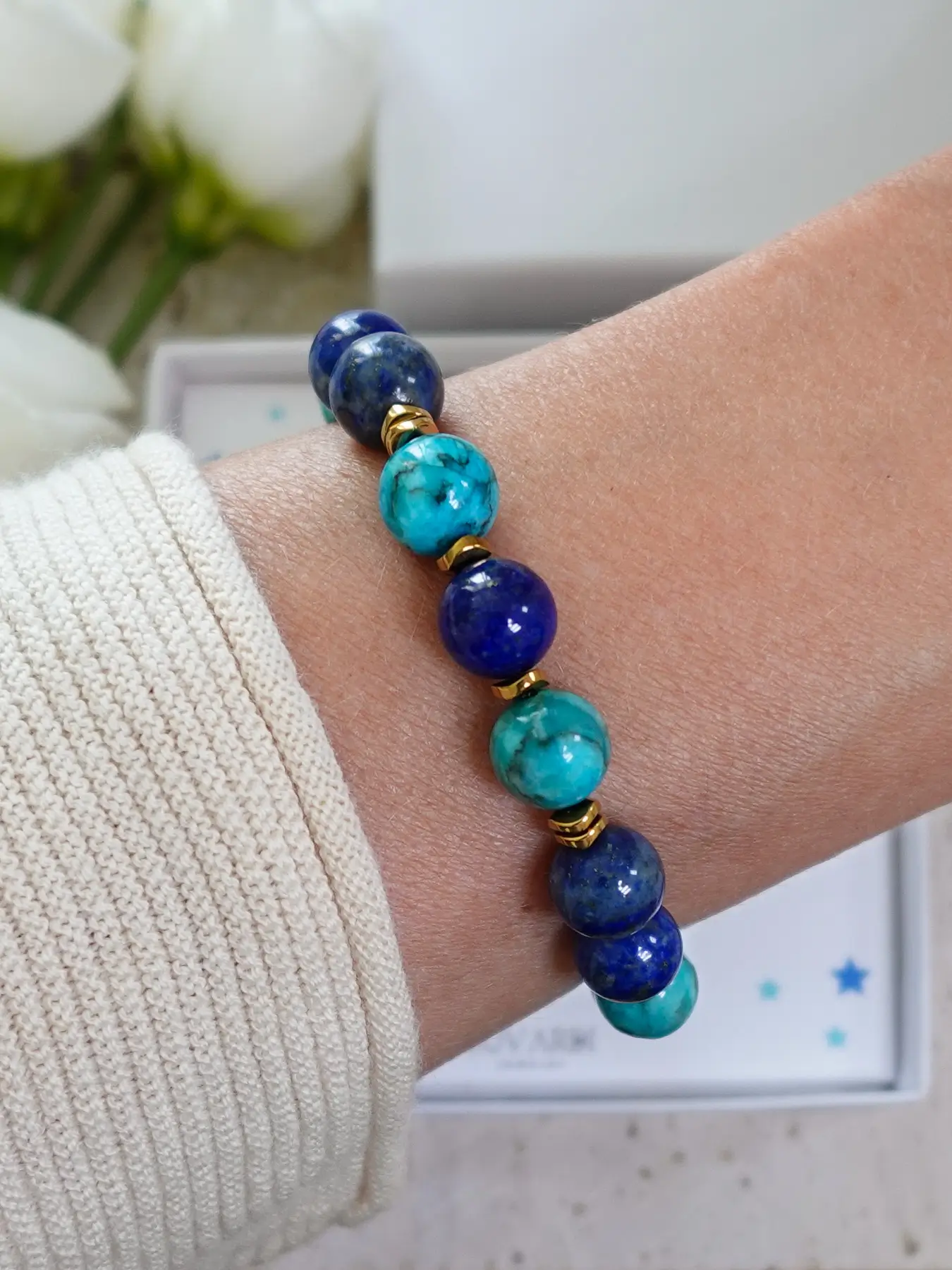 Bransoletka z dużych kamieni, lapis lazuli i turkus, na nadgarstku